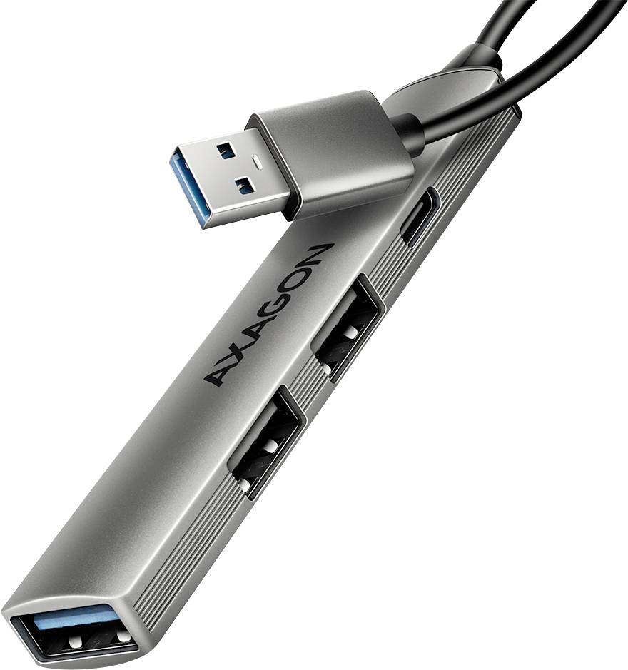 Metalna USB hub sa četiri USB priključka označena sa 'Axagon', povezana na kabel sa USB utikačem.