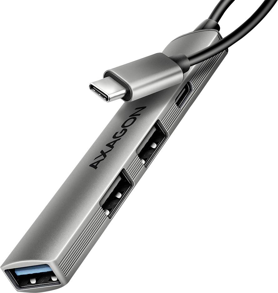 Metalni USB-C hub s više USB priključaka, označen s 'AYAGON', omogućuje povezivanje uređaja i prijenos podataka.