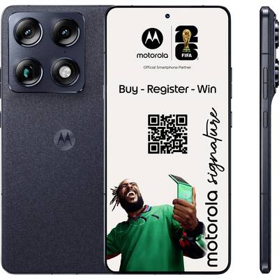 Pametni telefon s tri stražnja kamere prikazan u bočnom profilu. Prednji zaslon prikazuje 'Motorola Signature' s QR kodom i muškarcem koji drži telefon.