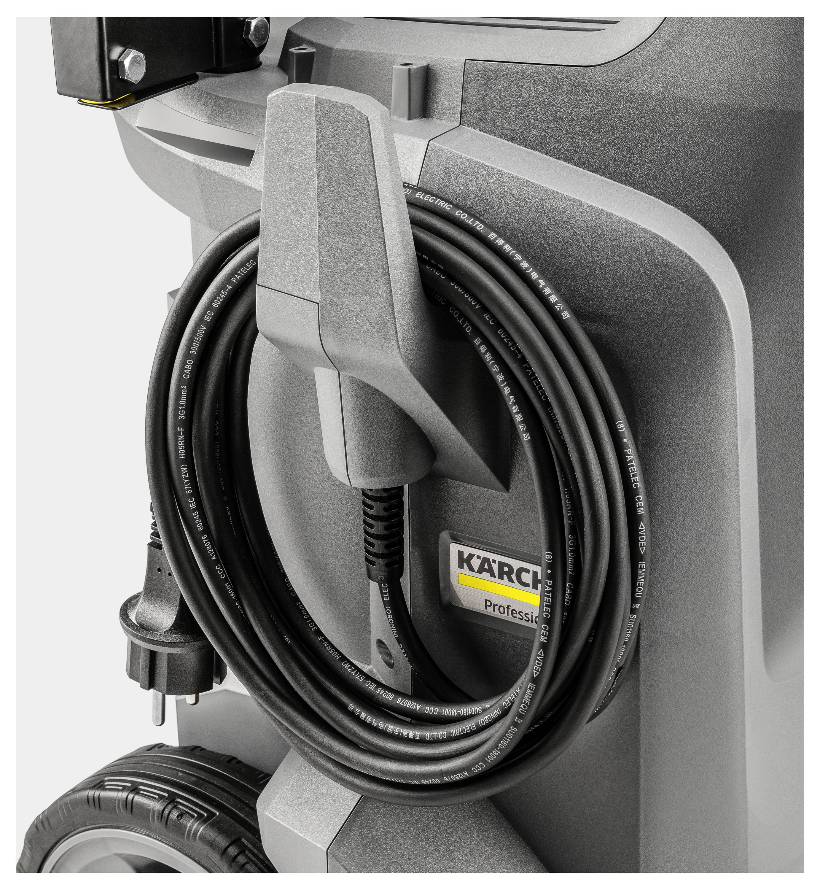Detaljni prikaz čistačke mašine sa namotanim kabelom za napajanje, kotačima i logotipom 'Kärcher professional'.