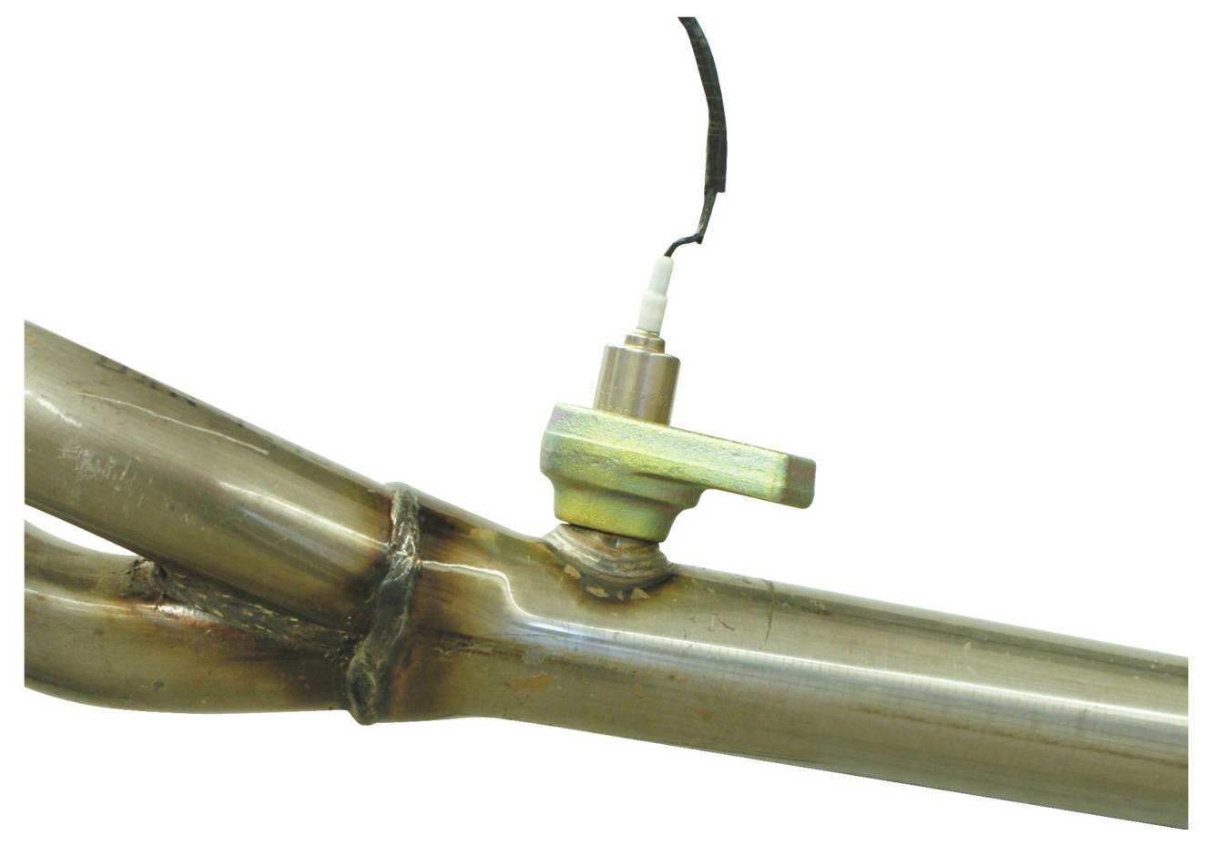 Freza za usmjerivač koja reže zaobljenu ivicu na drvu; strelice pokazuju mjerenja: R (radijus), D (dubina), NL (dužina vrata).