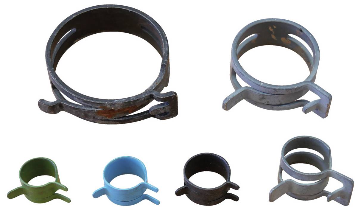 Nekoliko metalnih obujmica za crijeva različitih veličina i boja, uključujući zelenu, plavu i metalnu, raspoređenih u dva reda.