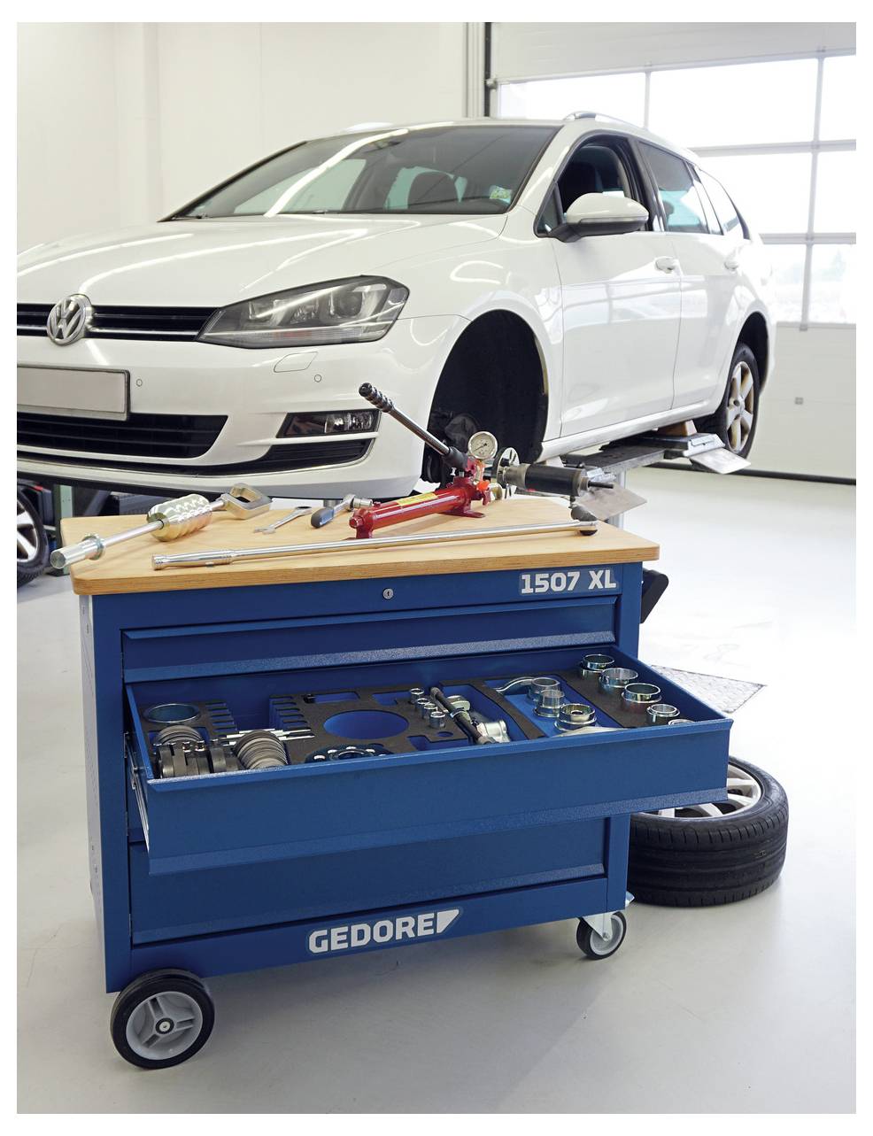 Par kliješta koja čvrsto drže valjkasti metalnih predmet sa nazubljenim rubovima, koji podsjeća na mehanički komponent, na običnoj pozadini.