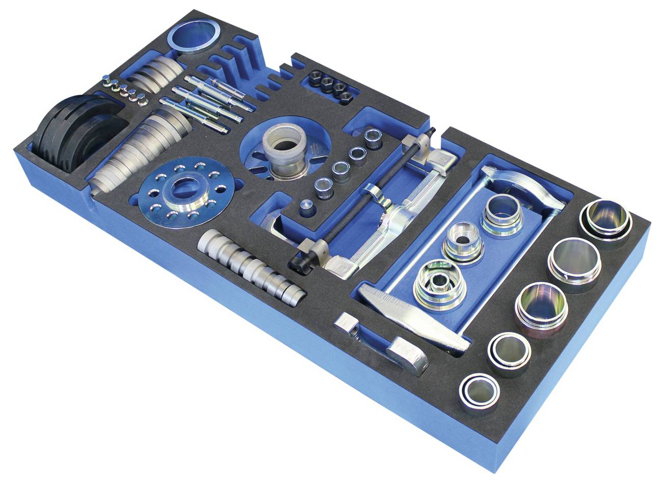 Kompletan set alata raspoređenih u organizatoru od pjene koji sadrži različite mehaničke alate i komponente, uključujući ključeve, umetke i vijke.