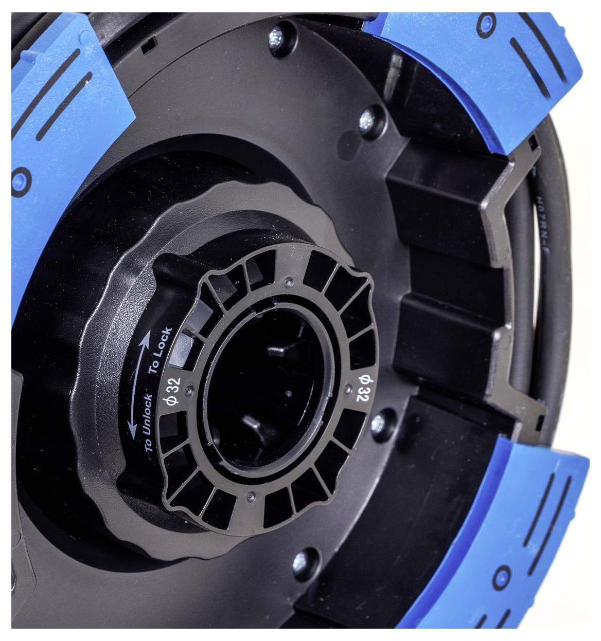 Detaljni prikaz komponente bobine sa plavim i crnim segmentima. Bobina prikazuje oznake za zaključavanje i otključavanje, kao i oznake veličine 'Ø82' i 'Ø32'.