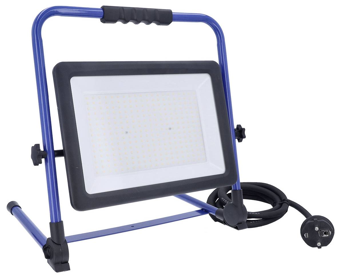 Prenosiva LED halogena lampa sa plavom postavkom i crnom ručkom, sa priključenom crnom strujnom kablom.