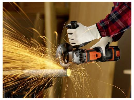 Osoba u rukavicama koristi kutnu brusilicu za rezanje metala, stvarajući svijetle iskre koje ispucavaju u sve strane.