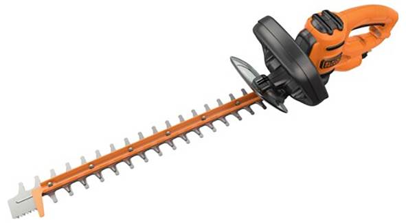 Narandžasti i crni električni šišač za živice s dugom nazubljenom nožom, dizajniran za rezanje i oblikovanje živica i grmova.