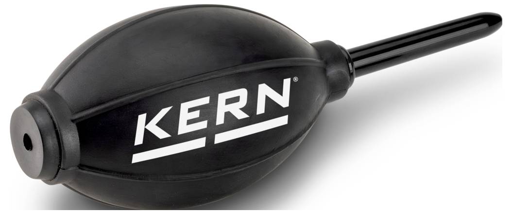 Crni gumeni pneumatski puhač sa mlaznicom, korišten za čišćenje prašine sa osjetljivih površina poput fotoaparatskih leća ili elektronike, marke 'KERN'.