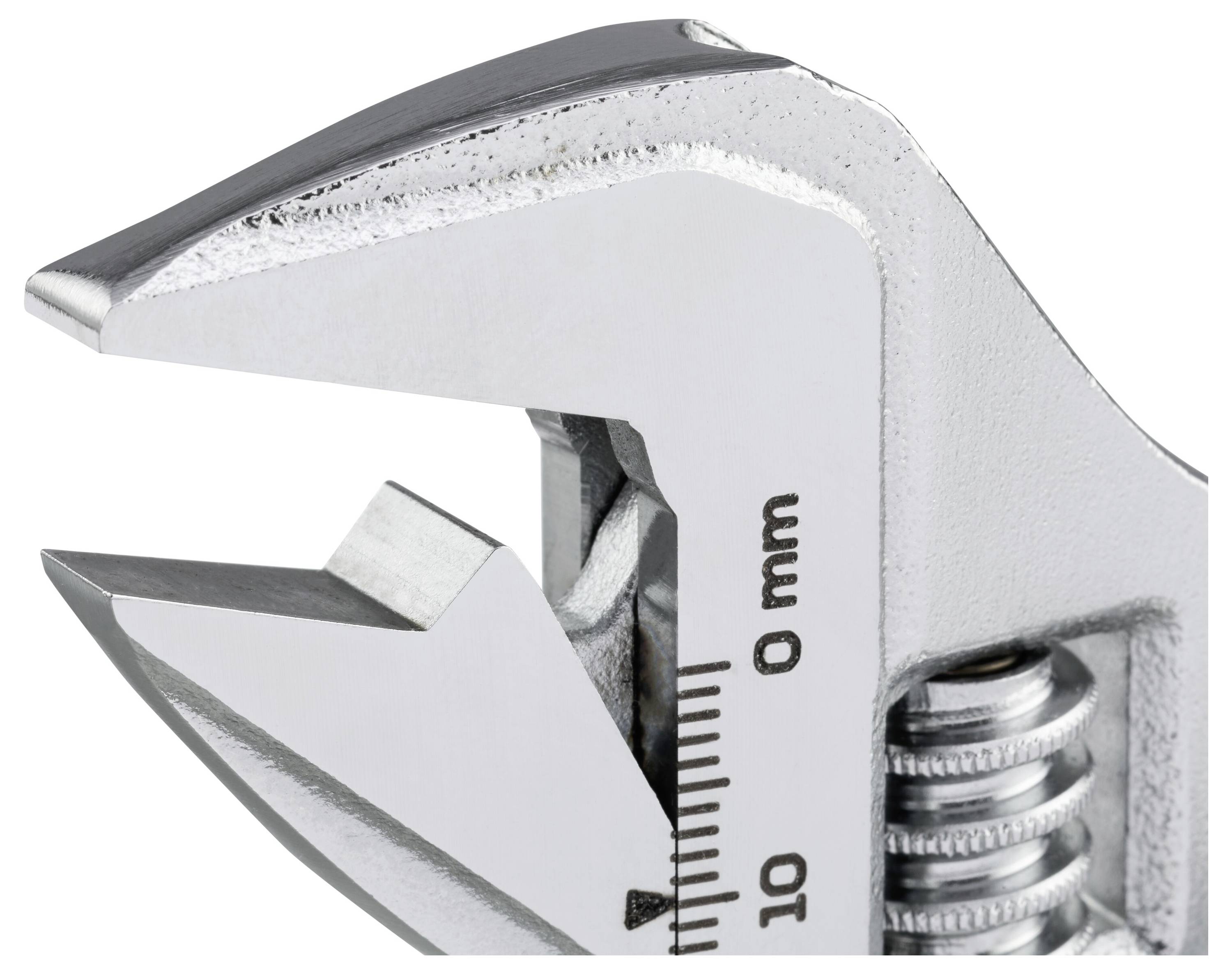 Blizak prilagodljivog ključa sa čeljustima, koji pokazuje oznake veličine u milimetrima, koristi se za stiskanje i okretanje različitih spojnih elemenata.