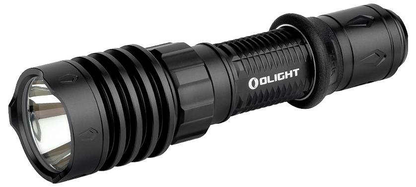 Crna baterijska lampa s tekstuiranom dršćom i valjkastim tijelom, opremljena reflektivnom lećom. Označena je brendom 'Olight.'