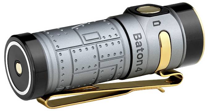 Kompaktna, metalna svjetiljka sa teksturiranim stiskom, označena sa 'Baton4', sa zlatnom kopčom i gumbom, počivajući sa strane.