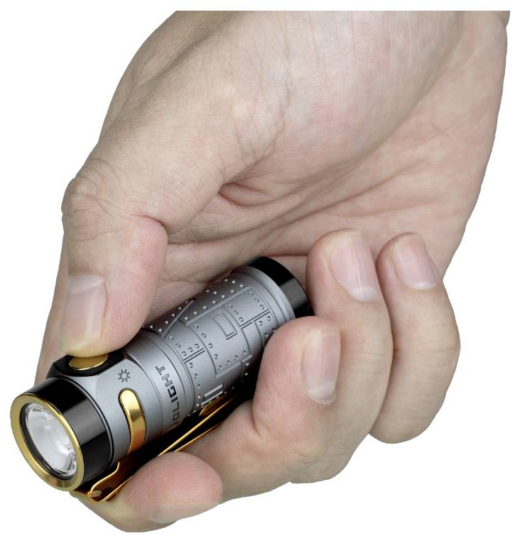 Ruka koja drži kompaktnu bateriju s srebrnim kućištem i zlatnim gumbom, što ukazuje da je prijenosna i dizajnirana za jednostavno hvatanje.