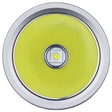 Bliska fotografija žarulje od baterijske lampe s LED-om u sredini okruženim žutim reflektorom.