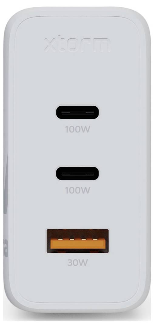 Bijeli Xtorm punjač s dva USB-C priključka označena s '100W' i jednim USB-A priključkom označenim s '30W', dizajniran za punjenje više uređaja.