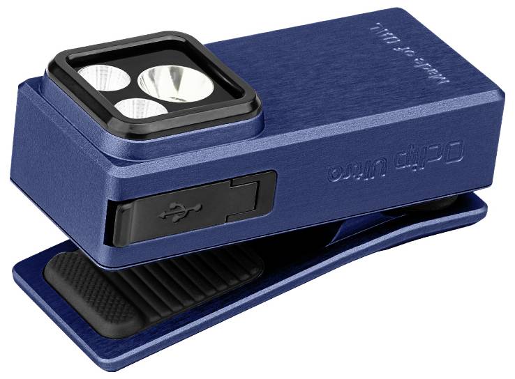 Plava Olight Ulanzi baterijska lampa s tri LED žarulje i USB priključkom za punjenje, postavljena na stezač.
