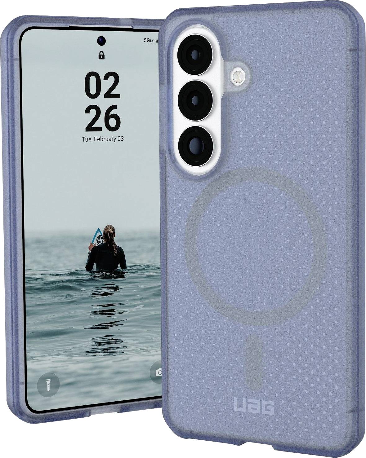 Pametni telefon s plavom futrolom koji ima tri stražnje kamere, pored ekrana koji prikazuje plivača u oceanu s datumom 'Uto, 03. veljače.'