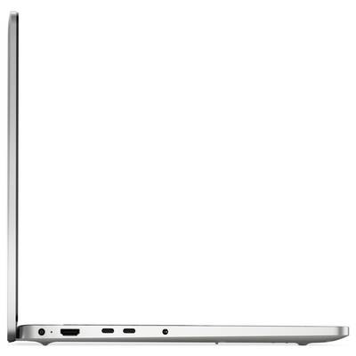 Srebrni laptop djelomično otvoren na bijeloj podlozi, koji pokazuje tipkovnicu, priključke i tanku konstrukciju.
