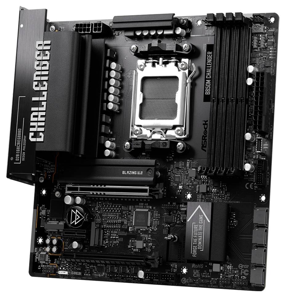 Crna ASRock B650M Challenger matična ploča prikazana odozgo, sa AMD CPU soketom, utorima za RAM, PCIe utorima i velikim hladnjskom tijelom 'CHALLENGER'.