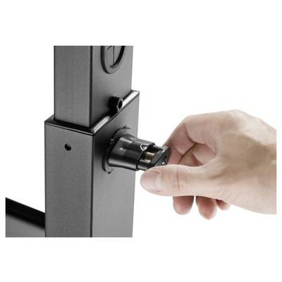 Ruka koja prilagođava metalni cilindar pričvršćen na okomiti crni metalni okvir.