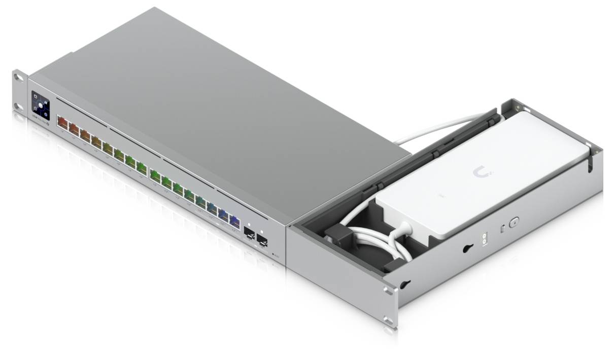 Mrežna jedinica za rack s više obojenih Ethernet priključaka na prednjoj ploči i ladicom koja otkriva organizirane kablove u unutrašnjosti.