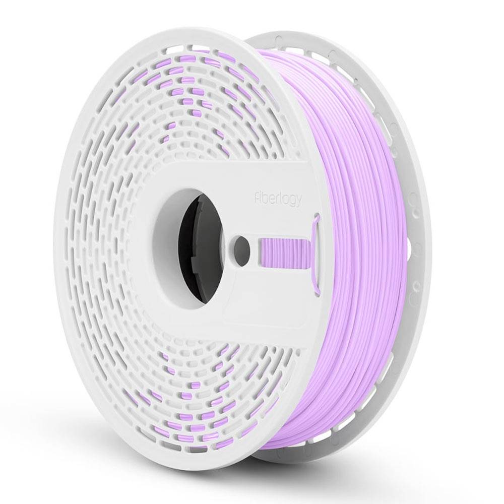Kolut boje svijetlo ružičaste filament za 3D pisač na bijeloj pločici sa centralnom rupom, prikazan na bijeloj pozadini.