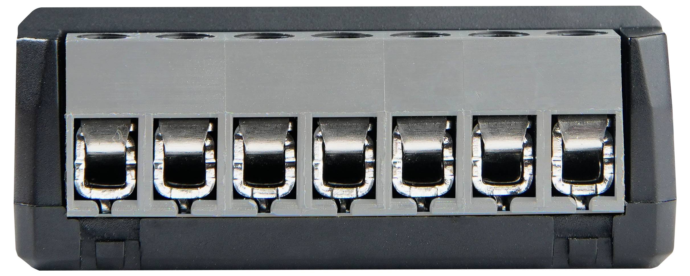 Detaljni prikaz crnog terminalnog bloka za struju sa šest metalnih spojnih točaka sa elastičnom prugom za osiguranje žica.