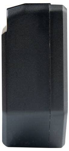 Crna, pravokutna, punjiva baterija za fotoaparat gledana sa strane.