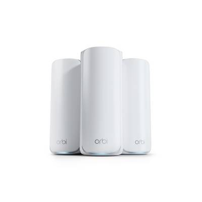 Tri bijela Orbi Wi-Fi usmjerivača poredana u red, pokazujući elegantan dizajn i minimalne LED indikatore pri dnu.