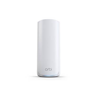 Sjedeći uređaj, bijeli, cilindrični Wi-Fi router s plavom svjetlošću na podnožju i 'orbi' markiranjem na prednjoj strani, postavljen na običnu pozadinu.