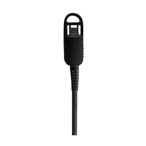 Crni električni kabel s okruglom zaštitnom kapom koja pokriva kraj konektora, obično se koristi za punjenje ili napajanje.