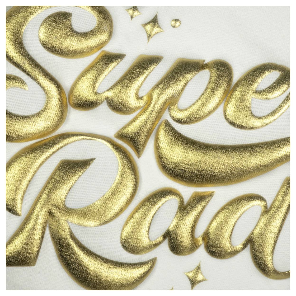 'Super Rad' napisan u zlatnoj, stiliziranoj kursivnoj liniji na bijeloj pozadini, s akcentima zvijezda.