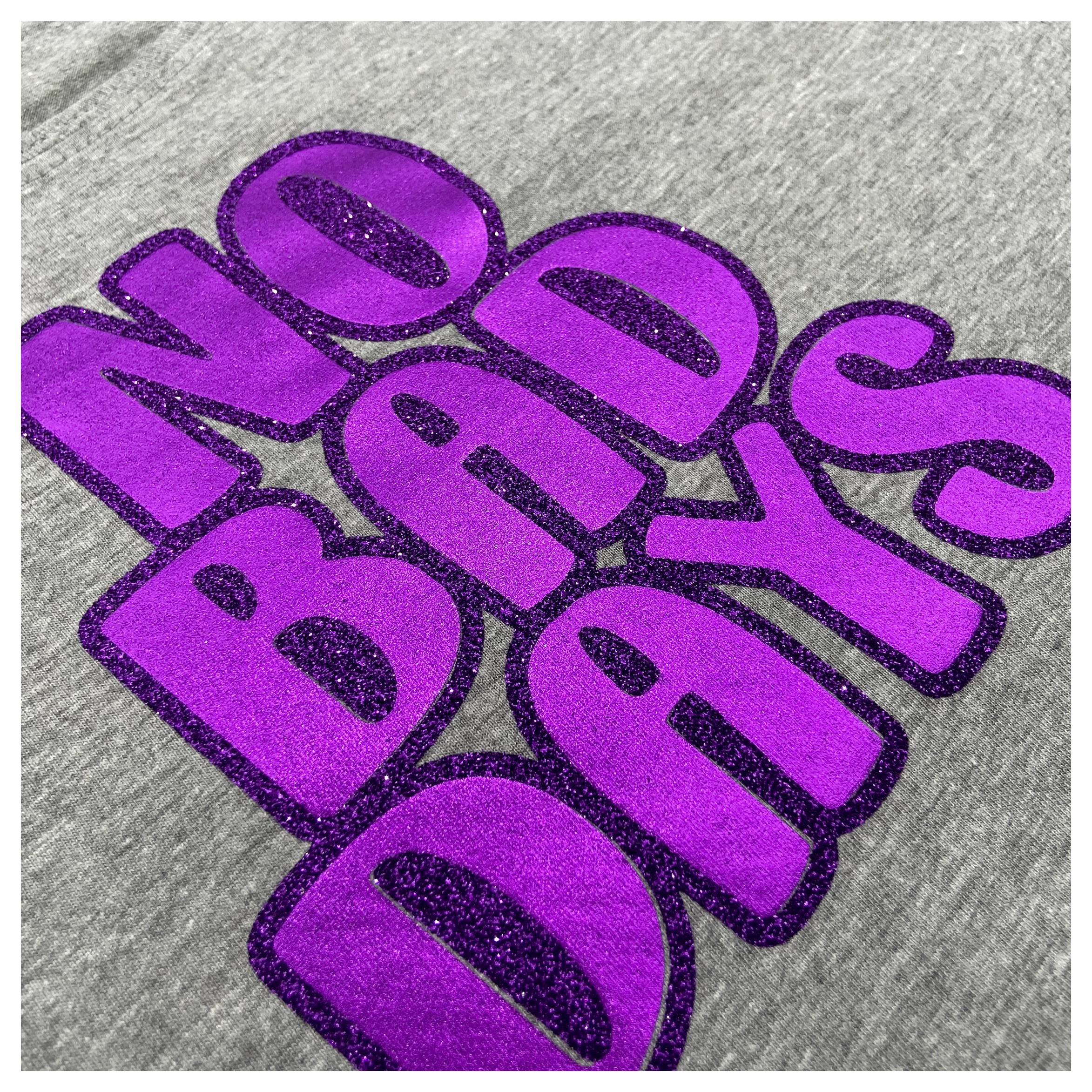 Dva sjajno metalna štapa postavljena paralelno na plavoj pozadini, odbijajući svjetlost.