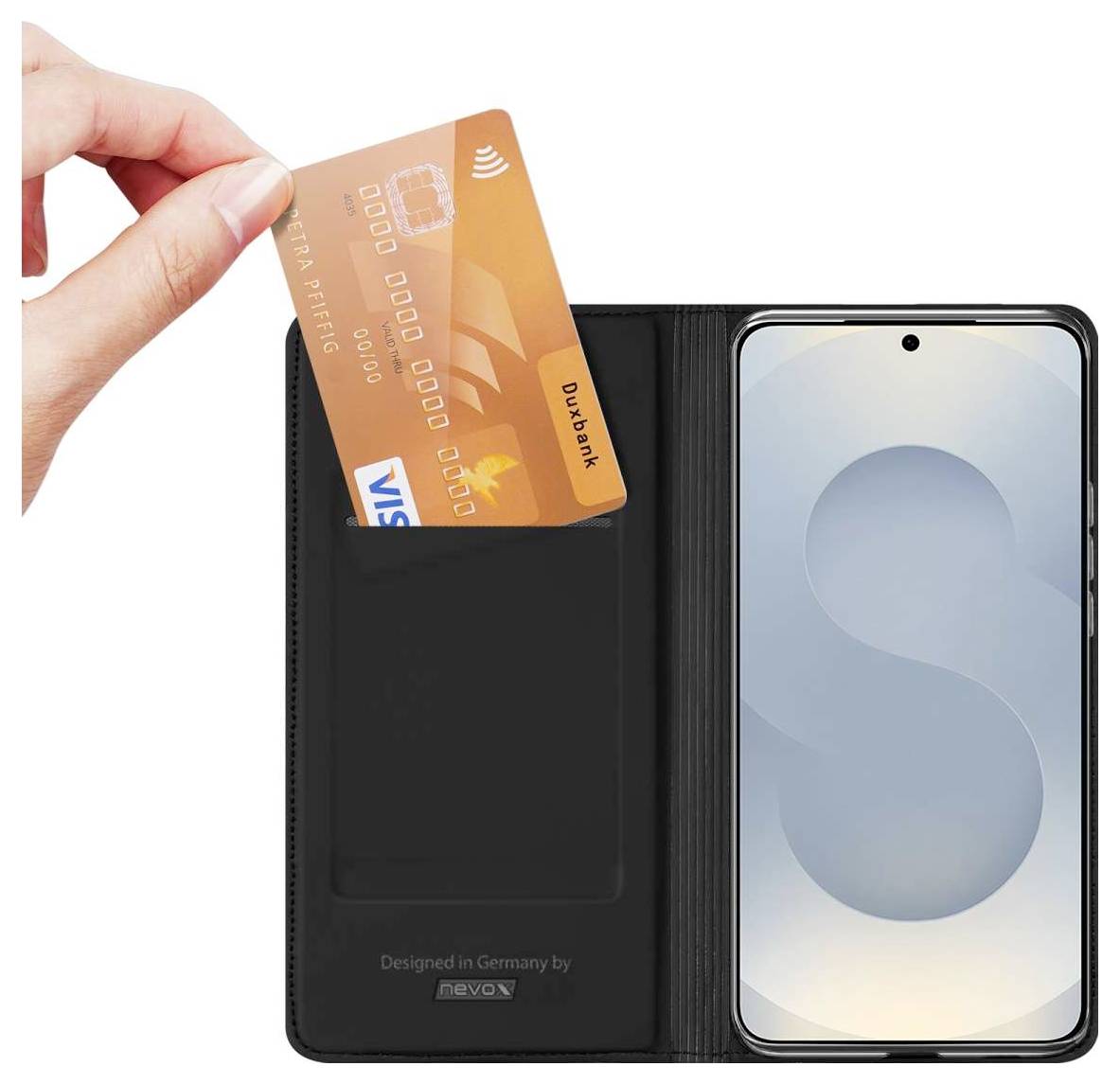 Ruka koja drži narančastu bankovnu karticu iznad crne torbice za telefon pored zaslona pametnog telefona.