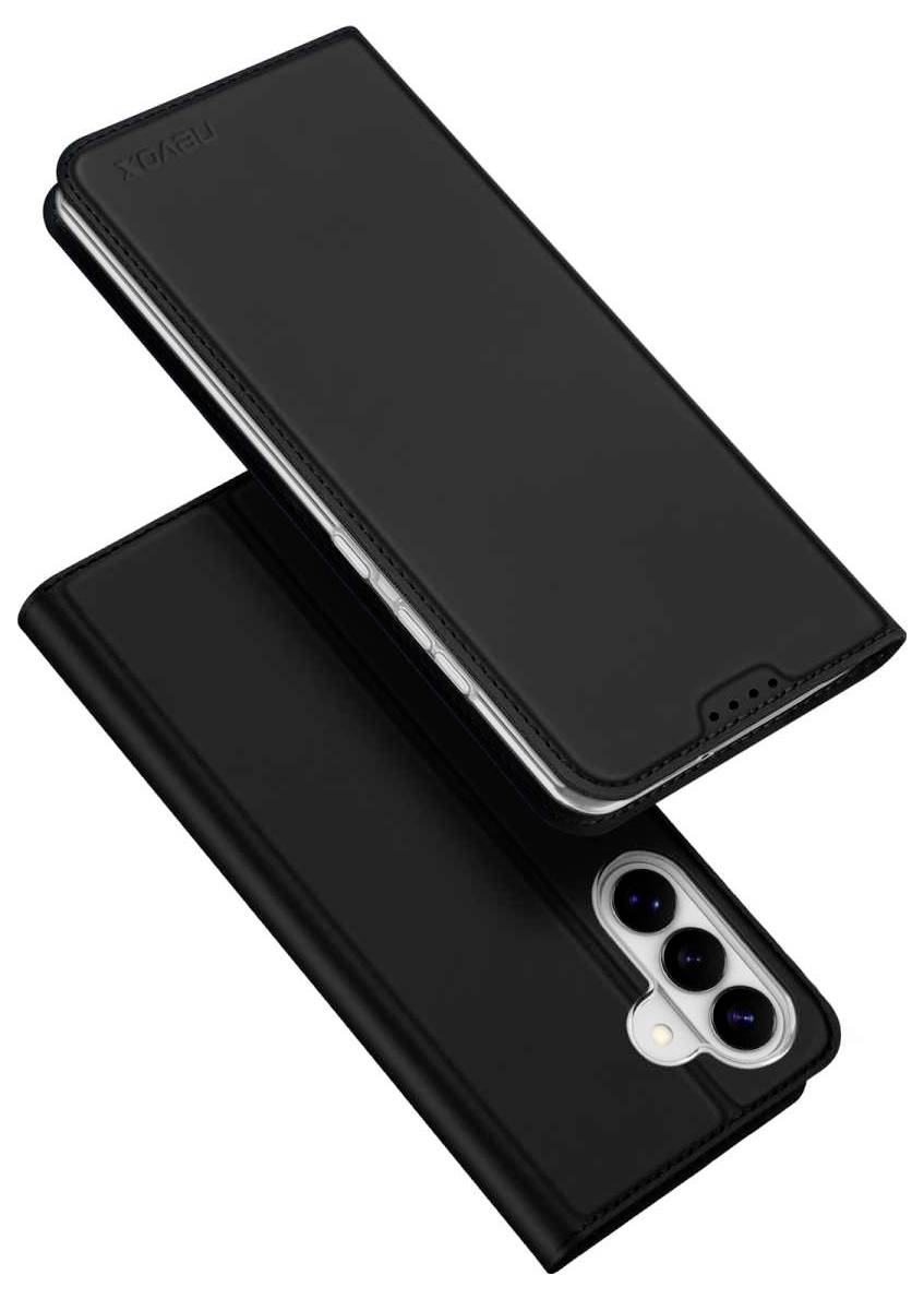Crni kožni novčanik za pametni telefon prikazan sprijeda i straga, s utorima za kartice i izrezom za trostruku kameru, na bijeloj pozadini.