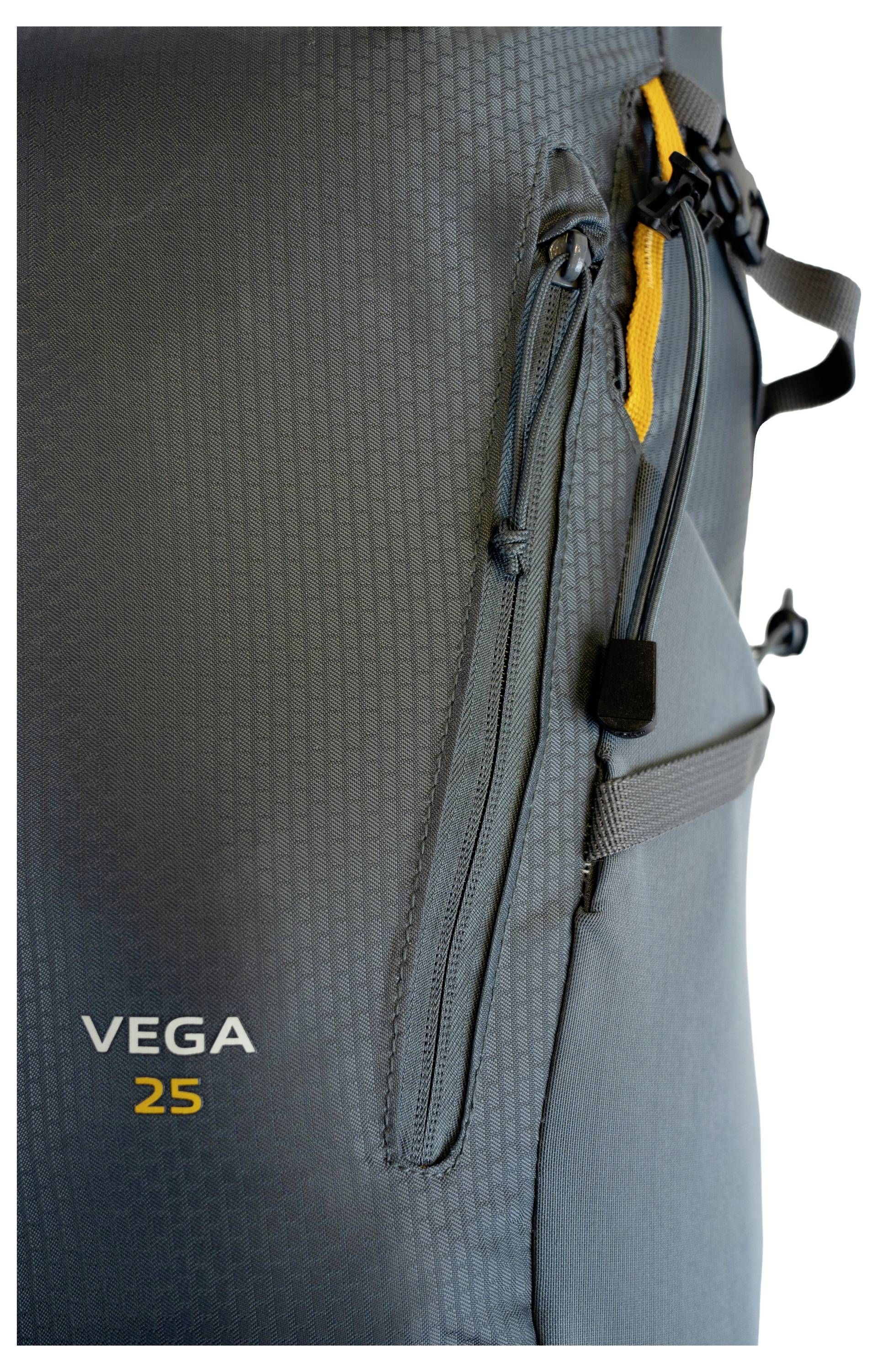 Sivi ruksak s natpisom "VEGA 25" s dva vertikalna džepa na zatvaraču i narančastim akcentom za povlačenje zatvarača.