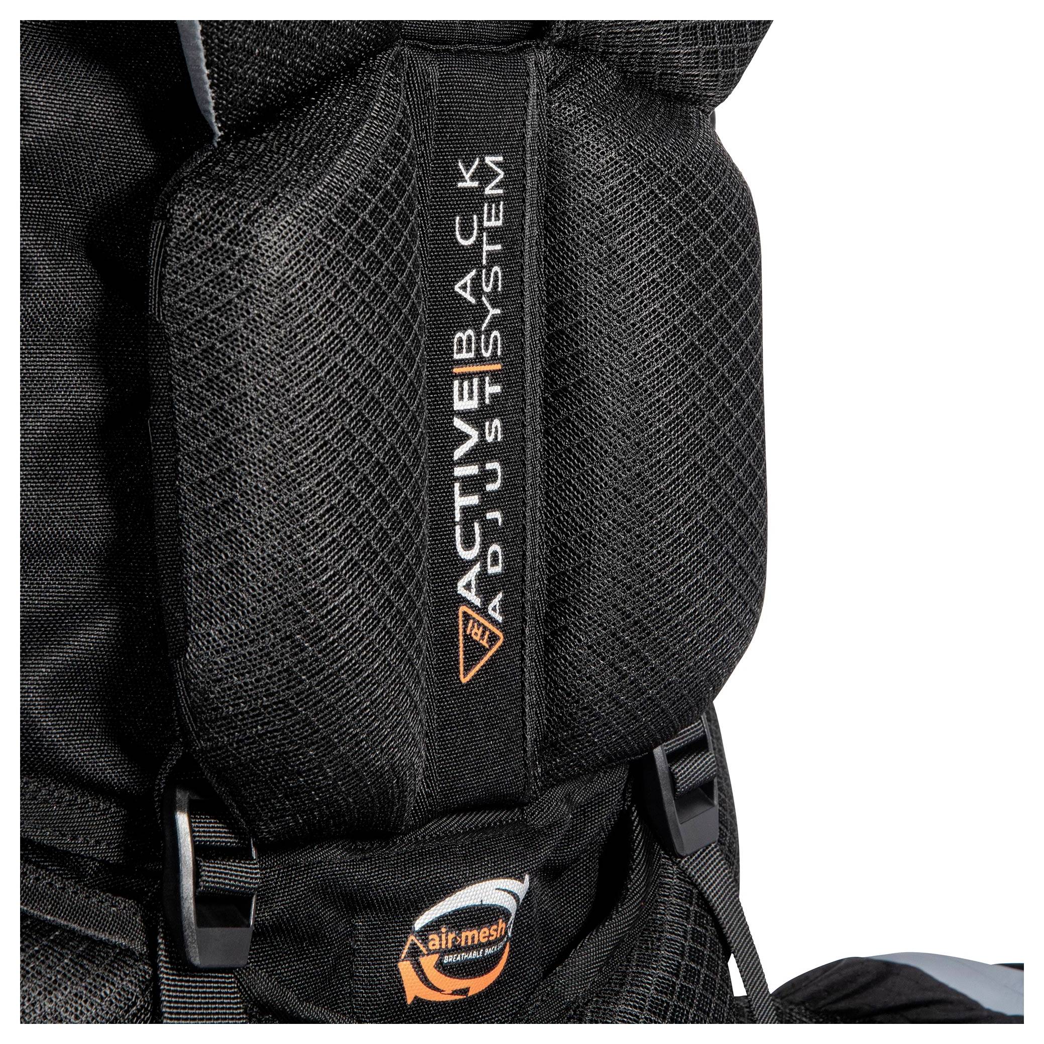 Detaljni prikaz ruksaka s tekstom "Active Back Adjust System" na podstavi, sa mrežastim ventilacijskim otvorima i remenim za podešavanje.