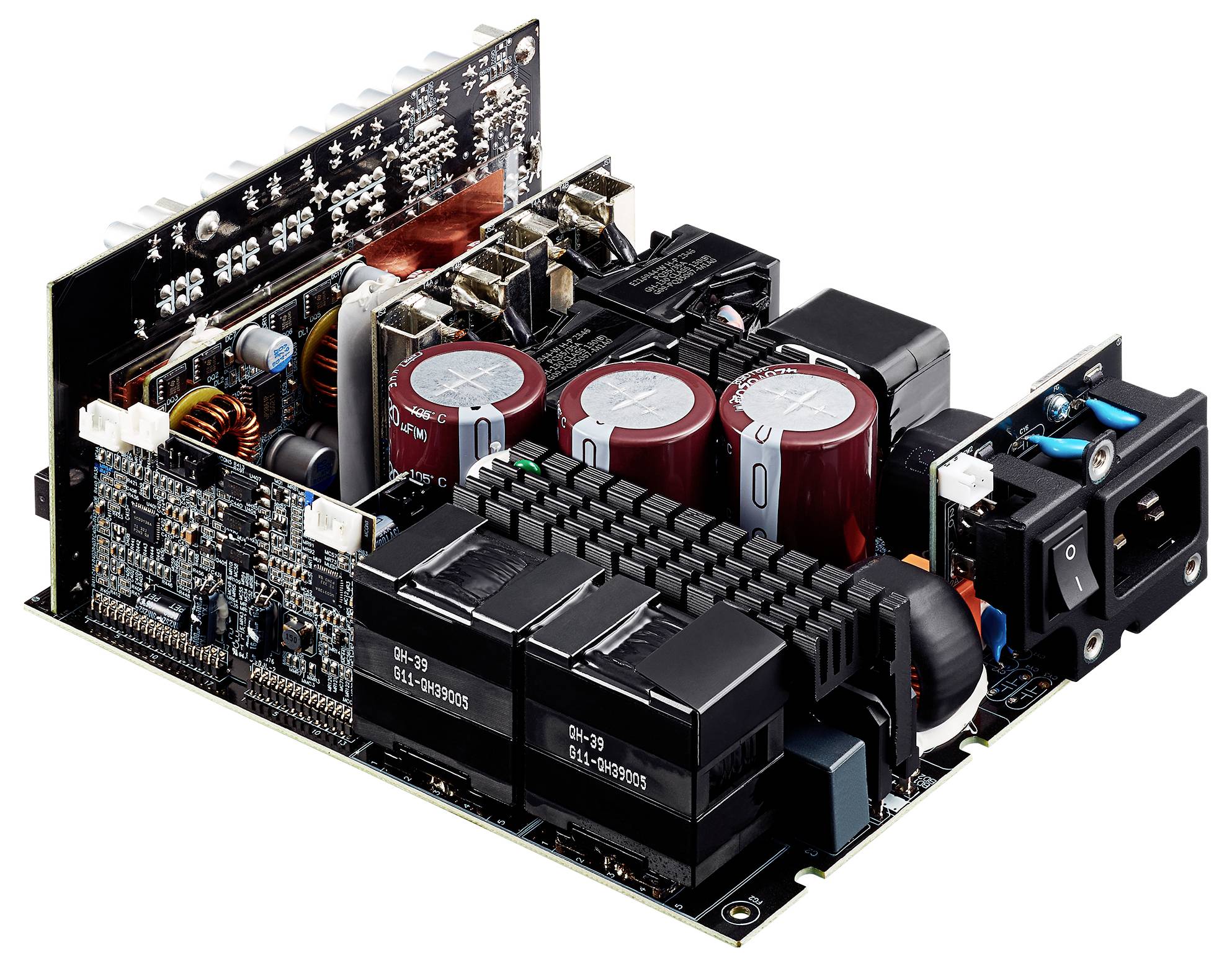 Unutarnji pogled na jedinicu napajanja računala koja pokazuje kondenzatore, transformatore i različite elektroničke komponente na pločici s vezama.