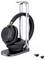 Elegantan crni headset sa zlatnim akcentima prikazan je na modernom, prozirnom postolju. Dva mala USB uređaja smještena su pored njega.