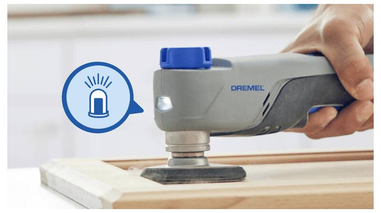 'Dremel 3000' i pribor na nogometnom polju pred stadionom. Tekst: 'Napravljen za pobjednike'. Pored toga stoji pehar.