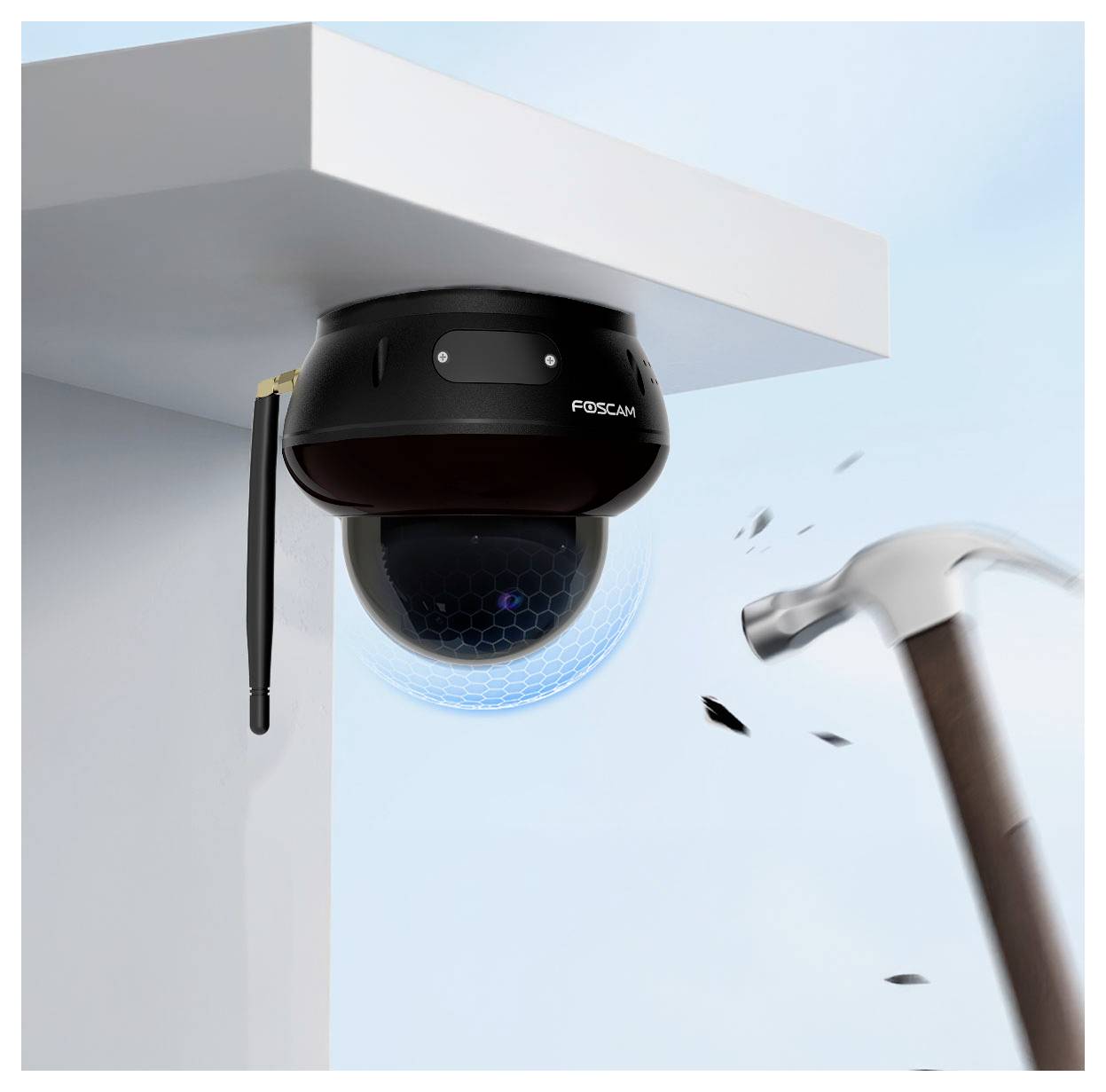 Sigurnosna kamera instalirana ispod kutka krova biva udarena čekićem, pri čemu komadi lete u sve strane, što pokazuje svojstvo otpornosti na udarce.