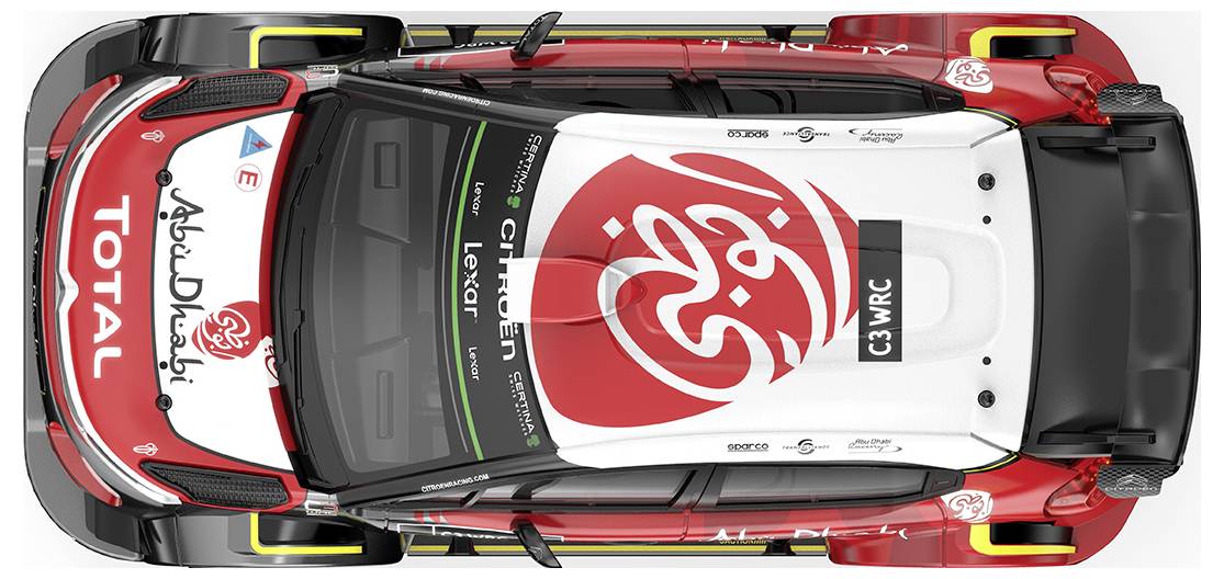 Pogled odozgo na crveni i bijeli Citroën C3 WRC reli automobil s brandinggom Total i Abu Dhabi.