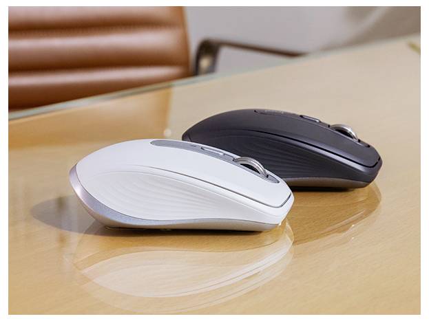 Dvije bežične računalne miši, jedna bijela i jedna crna, počivaju na drvenoj konferencijskoj tablici.