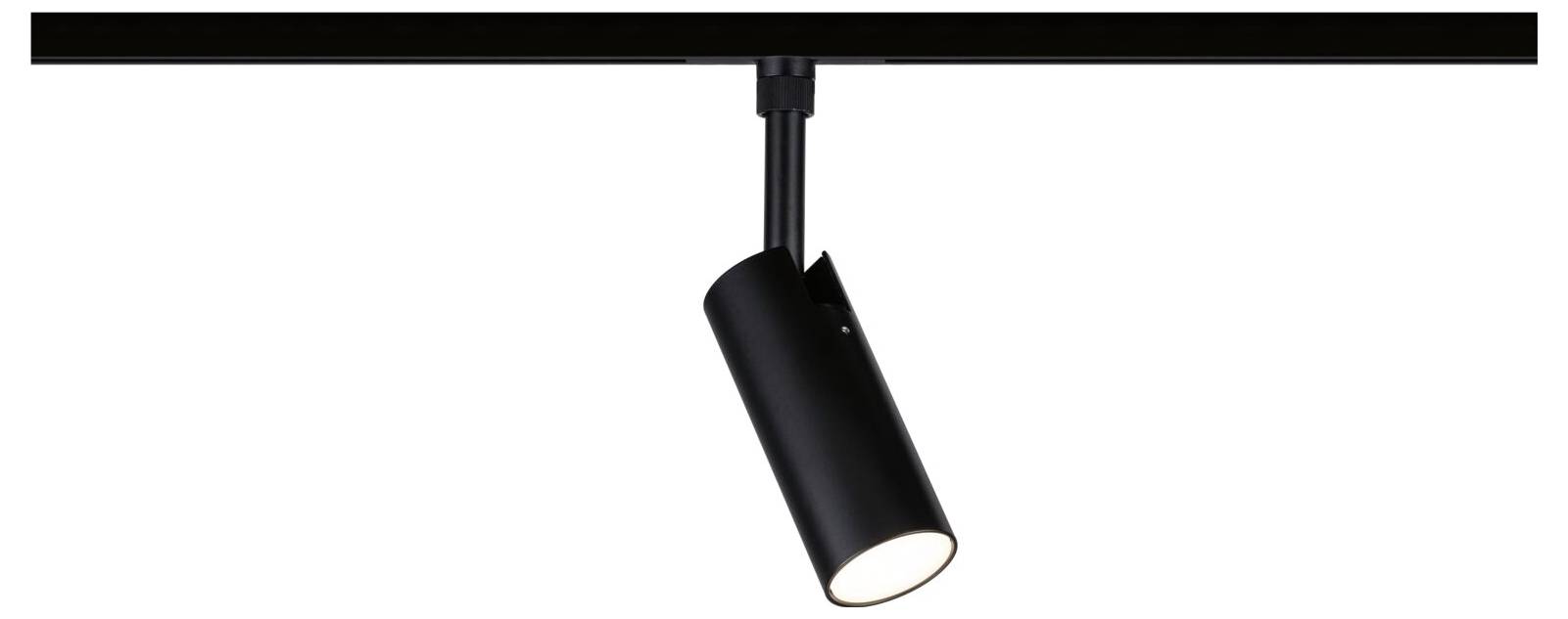 Crni podesivi stropni reflektori montirani na trak, nagnuti prema dolje na bijeloj pozadini.