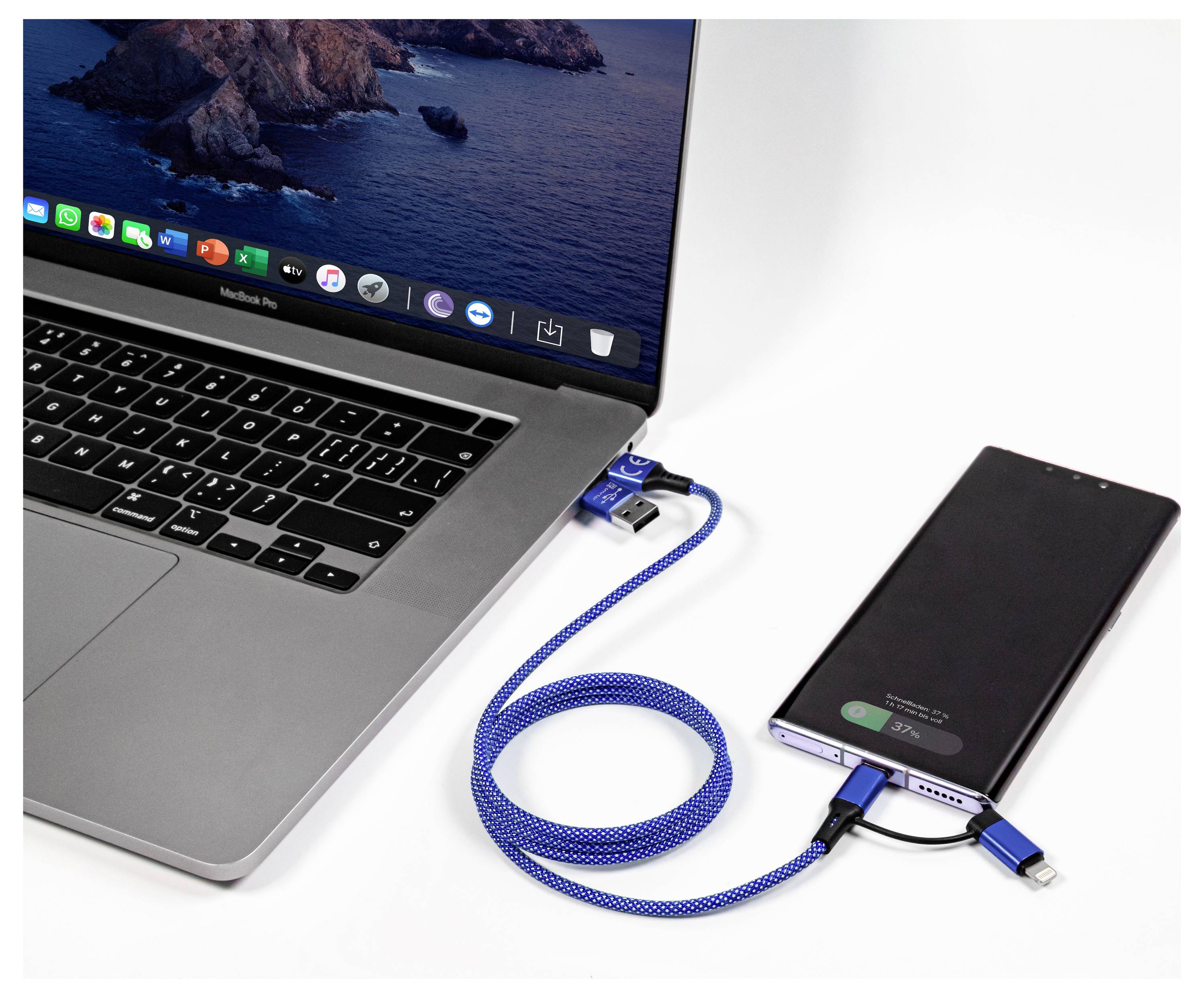 Prijenosno računalo koja puni pametni telefon preko plavog USB kabela na bijeloj površini, prikazujući obje uređaje spojene za prijenos podataka ili napajanja.