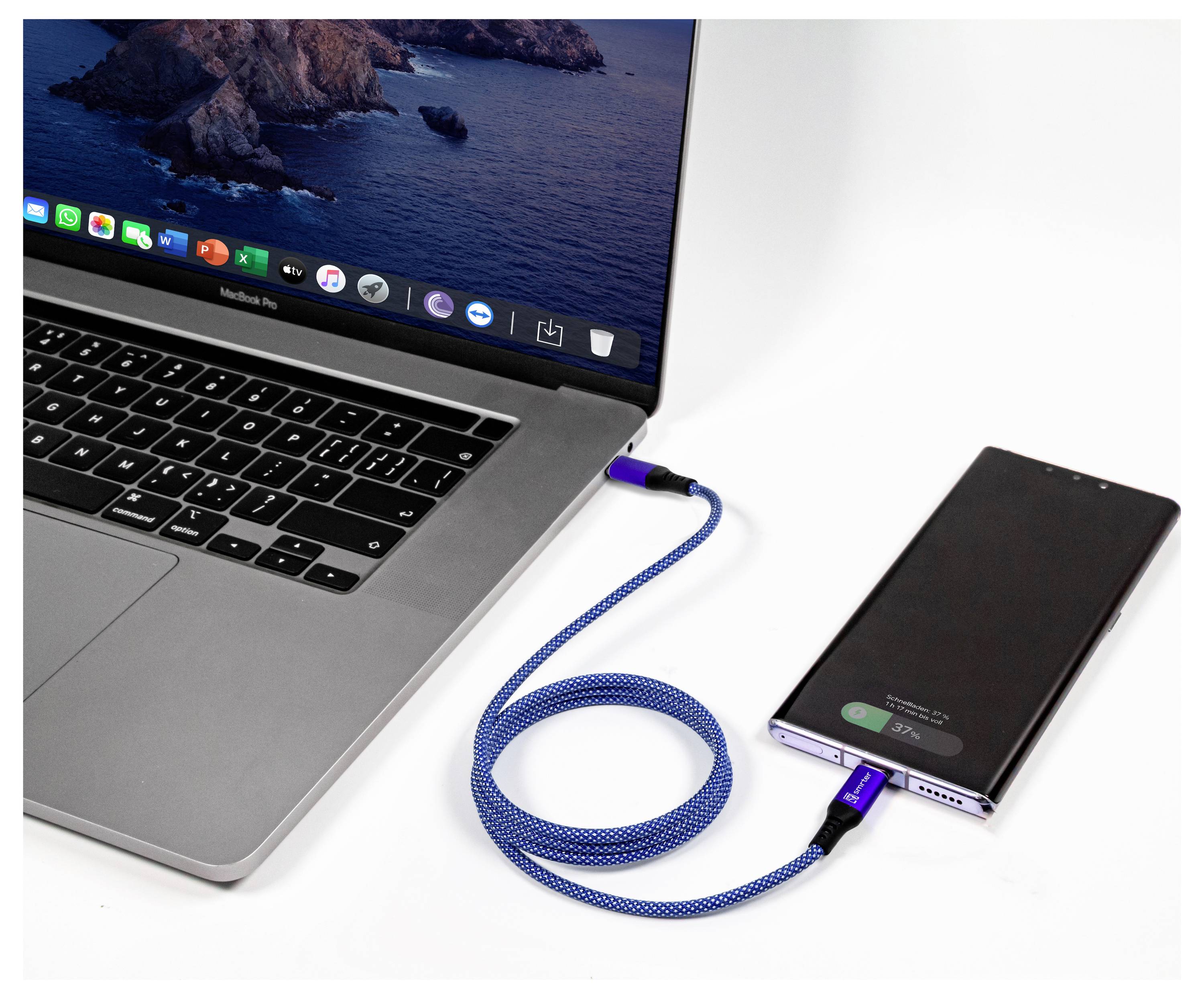 Prijenosno računalo spojeno plavim USB-C kabelom na pametni telefon koji leži pored njega, što sugerira punjenje ili prijenos podataka na bijeloj površini.