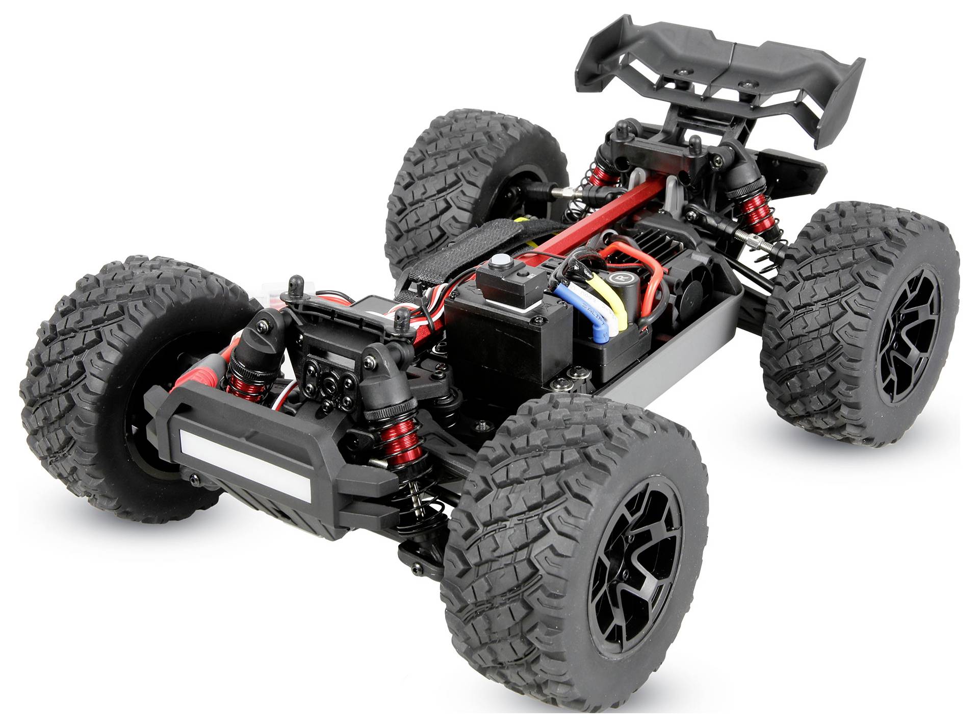 Daljinski kontrolirani terenski buggy šasija s velikim šljunkovitim gumama, vidljivo ovješenje, baterija i električna instalacija na bijeloj podlozi