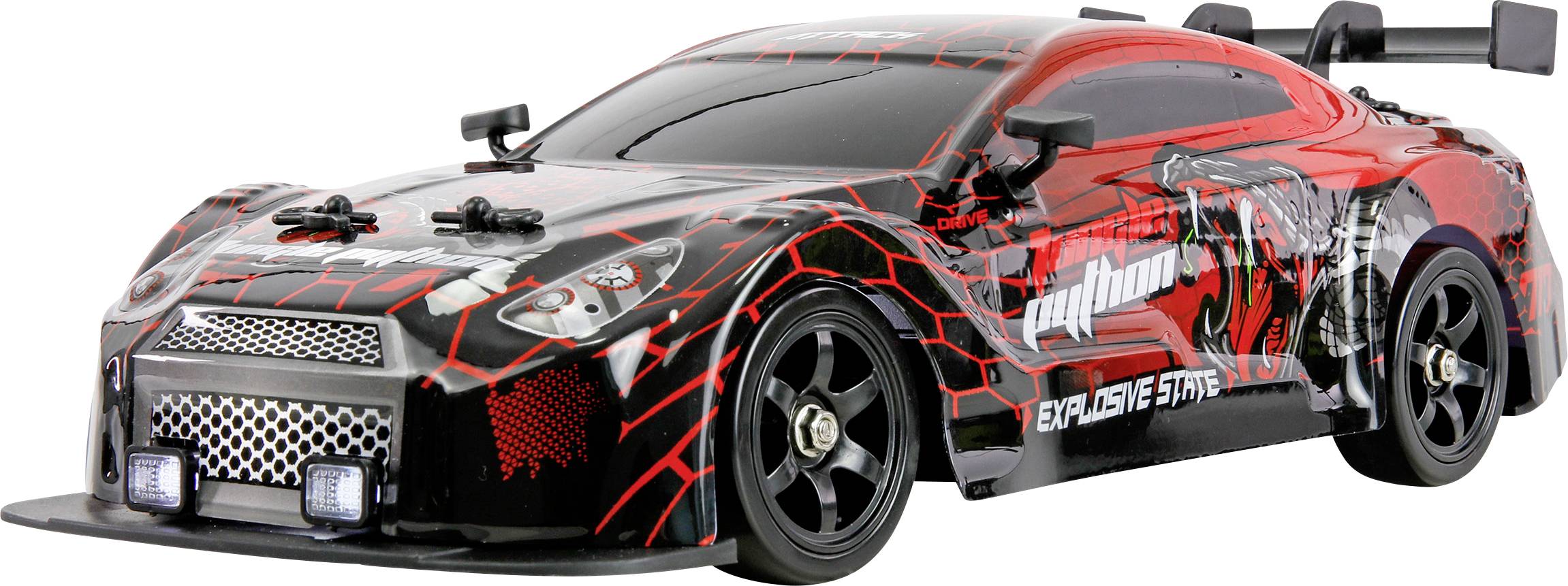 Daljinski upravljani trkaći automobil s crnom i crvenom kamuflažnom karoserijom, stražnjim spojlerom i svjetlima prednjeg branika na bijeloj pozadini.