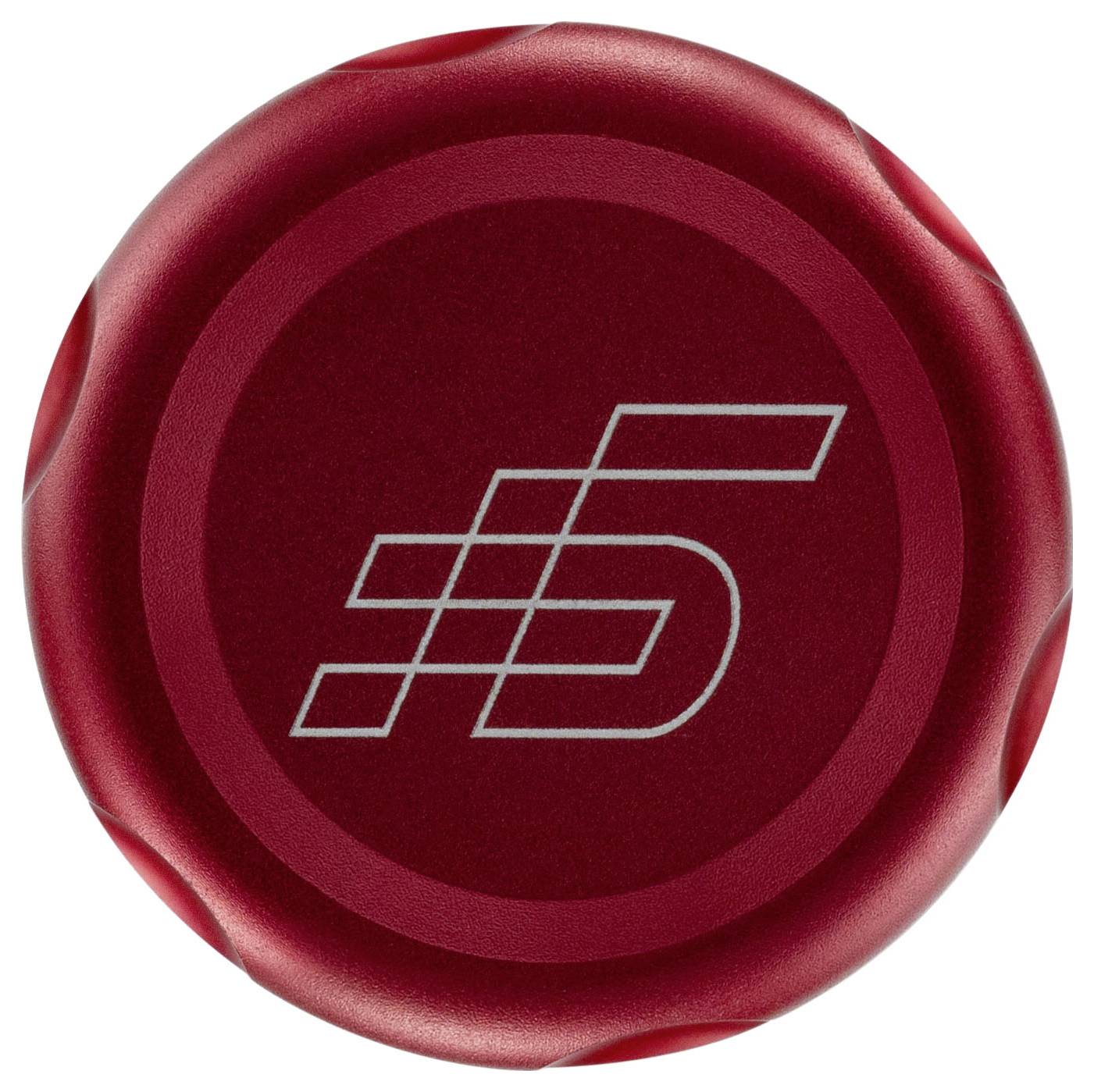 Crveni kružni metalni poklopac sa stiliziranim srebrnim logotipom '5' smještenim u sredini.
