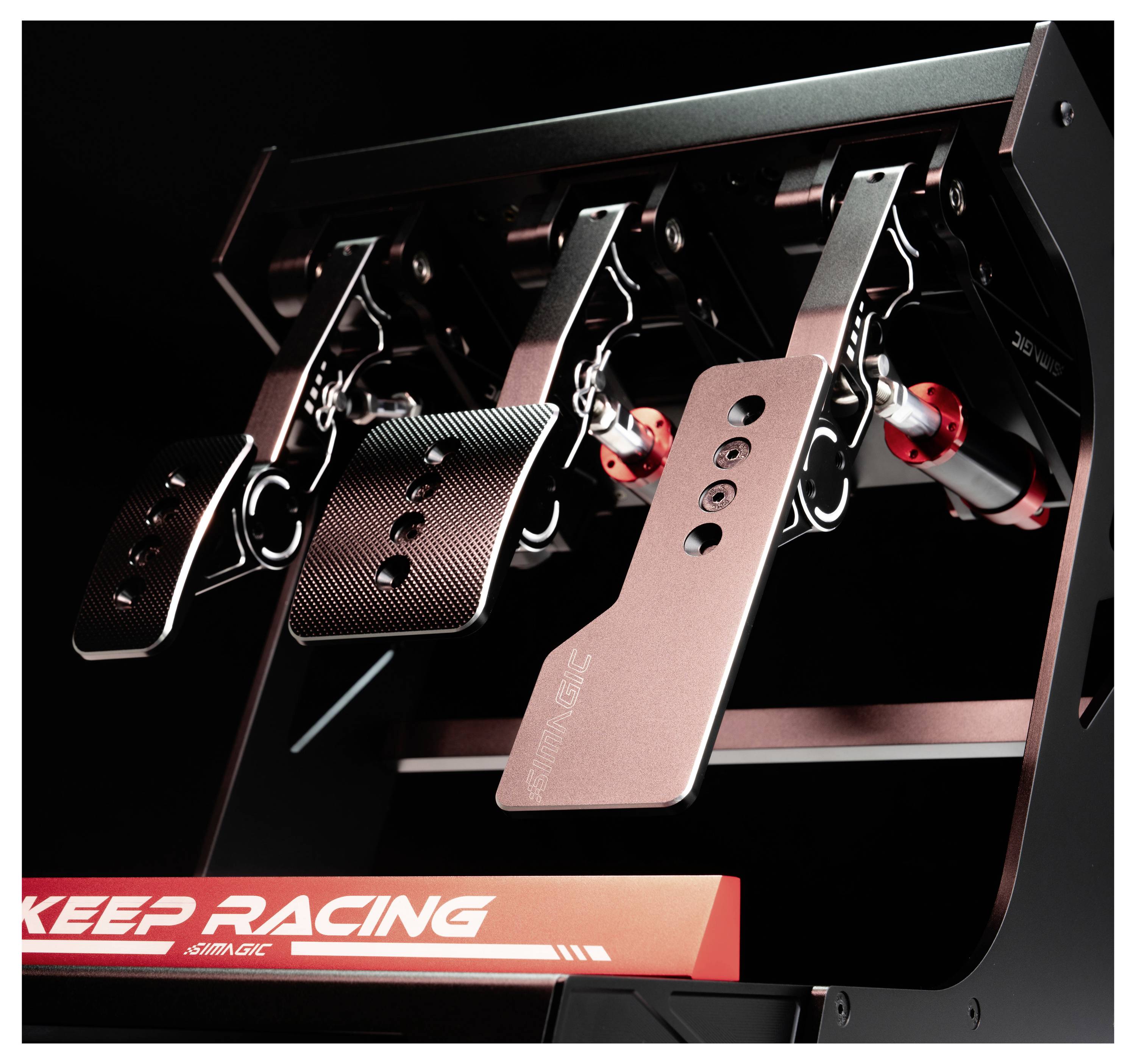 Tri pedala za simulatore trka montirana na crnom metalnom okviru, s brendom 'KEEP RACING' na bazi.